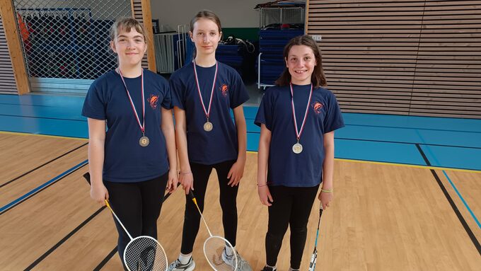 Romane, Noémie et Léana avec leur médaille d'argent 